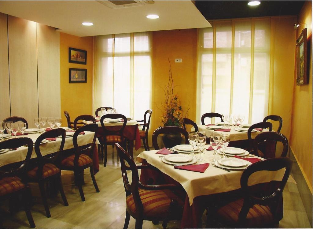 Hostal Torres San Leonardo De Yague Exterior photo