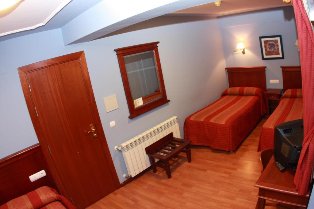 Hostal Torres San Leonardo De Yague Room photo