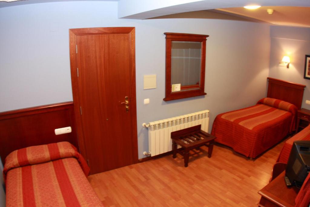 Hostal Torres San Leonardo De Yague Room photo