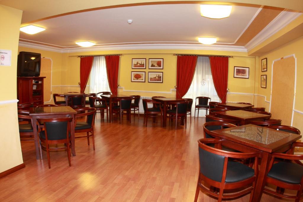 Hostal Torres San Leonardo De Yague Exterior photo